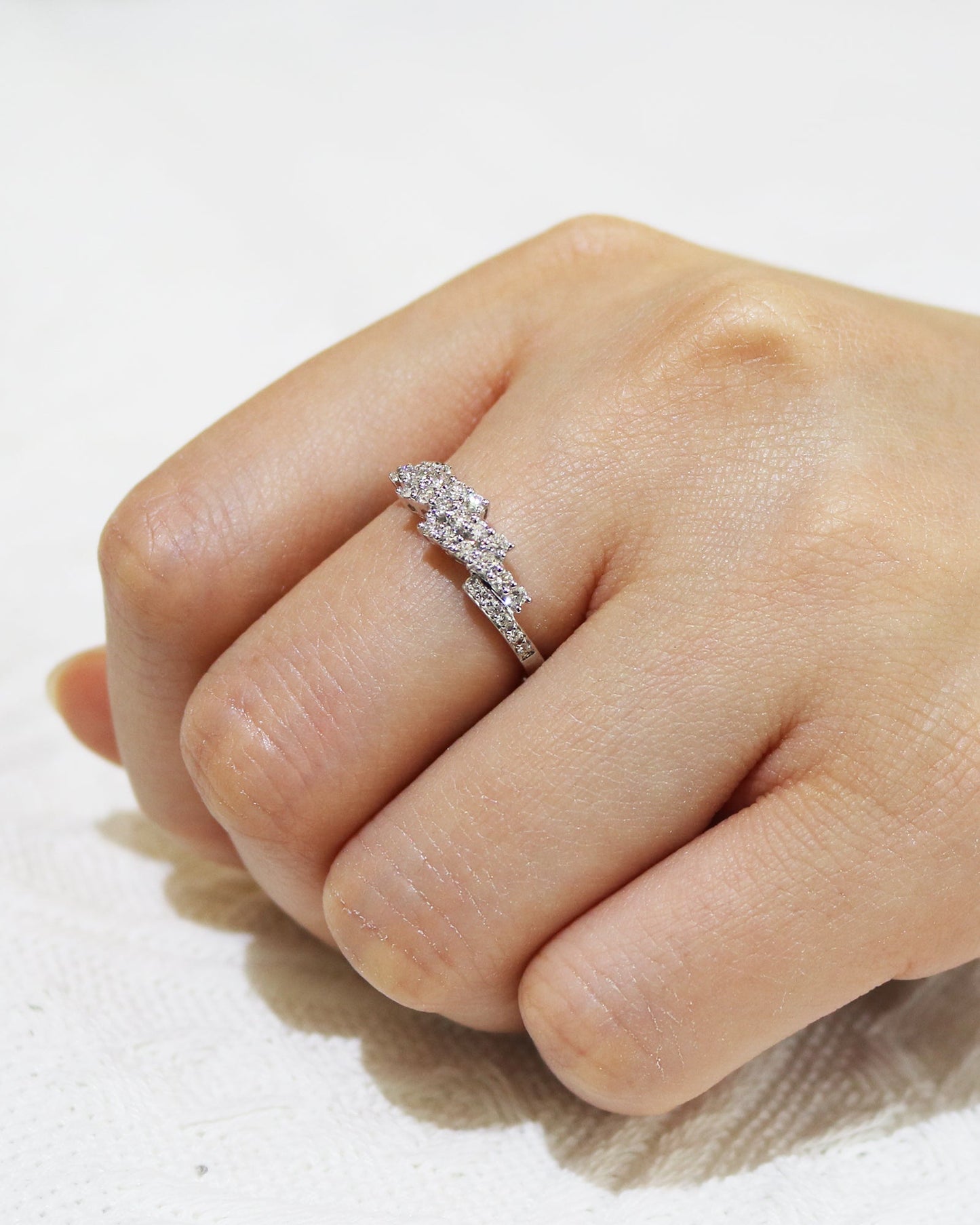 18k白金鑽石粗身戒指在中指上 18k White Gold Round Brilliant Diamond Ring on middle finger
