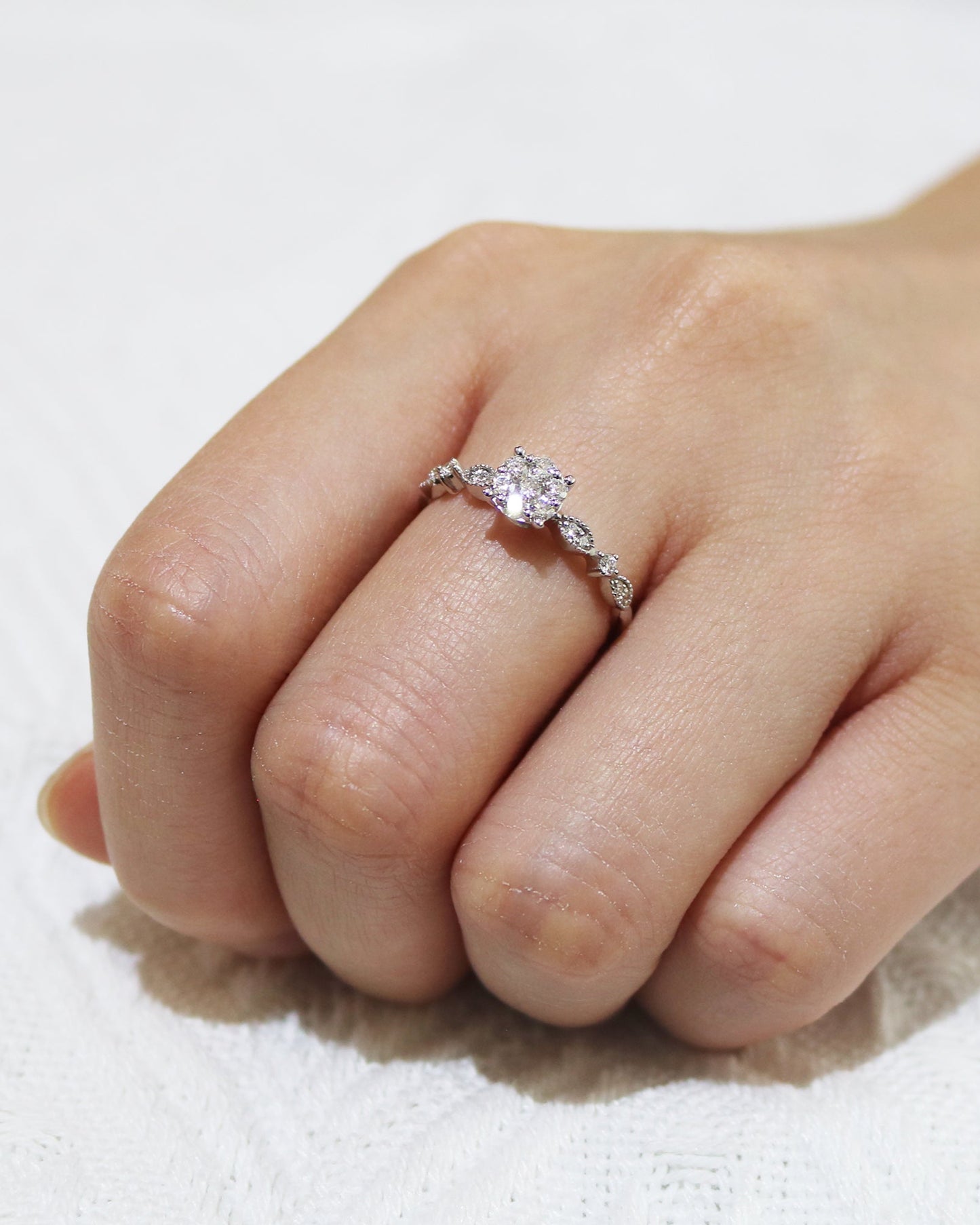 18k白金鑽石碌珠邊復古戒臂戒指在中指上 18k White Gold Beaded Round Brilliant Diamond Ring on finger