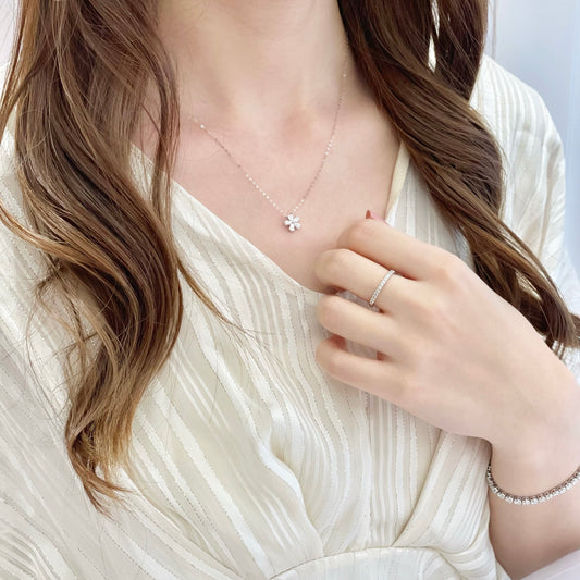 18k White Gold 5-petal Flower Necklace on neck 18k白金五瓣梨形鑽石花朵頸鍊
