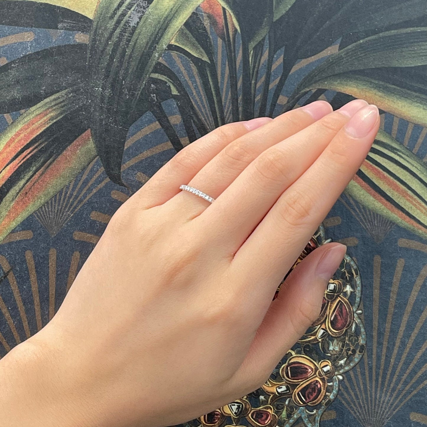 18k白金鑽石戒指在中指上 18k White Gold Eternity Diamond Ring on middle finger