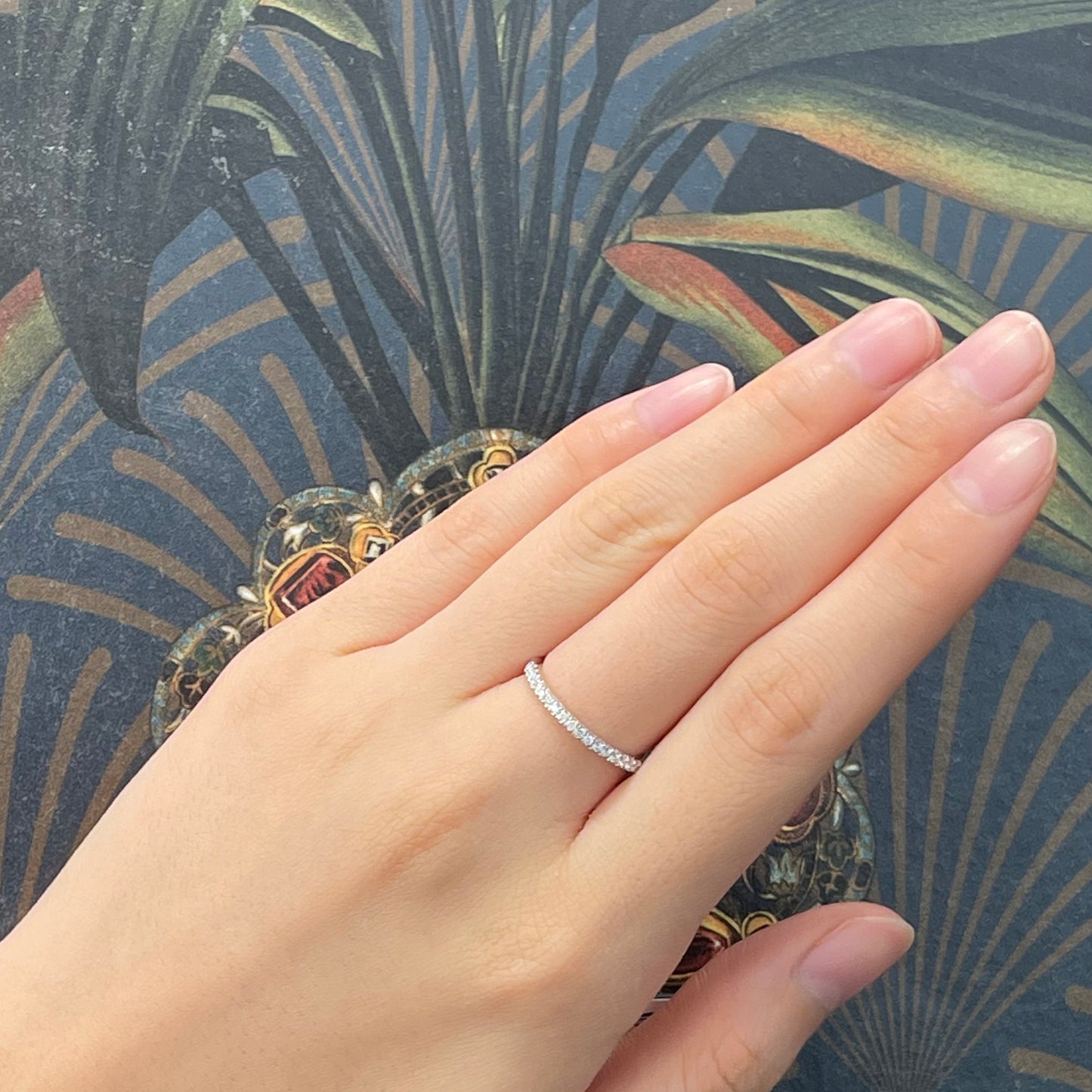 18k白金鑽石戒指在中指上 18k White Gold Eternity Diamond Ring on middle finger