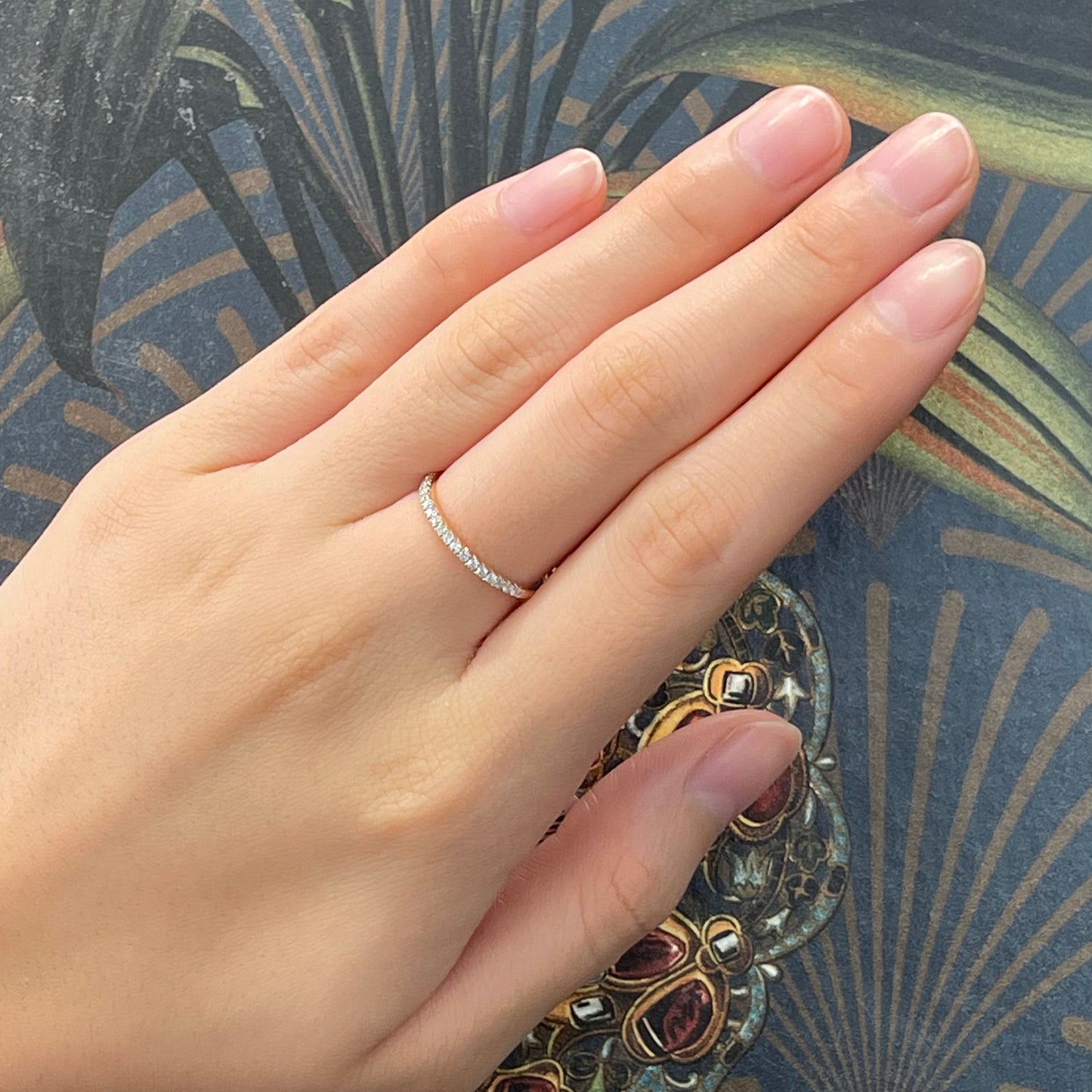 18k玫瑰金鑽石戒指在中指上 18k Rose Gold Eternity Diamond Ring on middle finger
