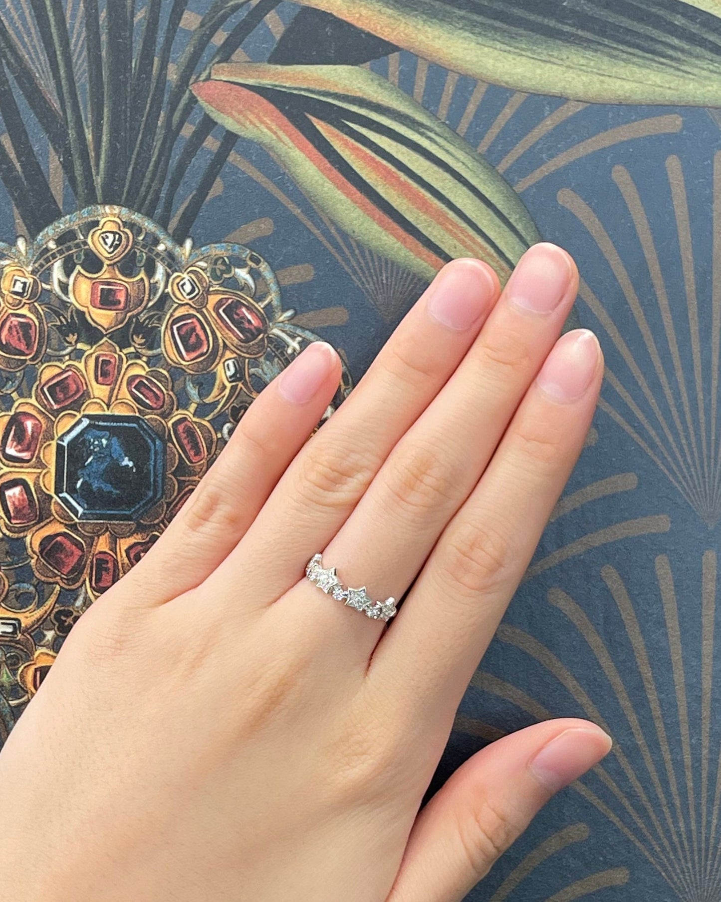 18k白金鑽石星形鑽石戒指在中指 18k White Gold Stars Diamond Ring on middle finger
