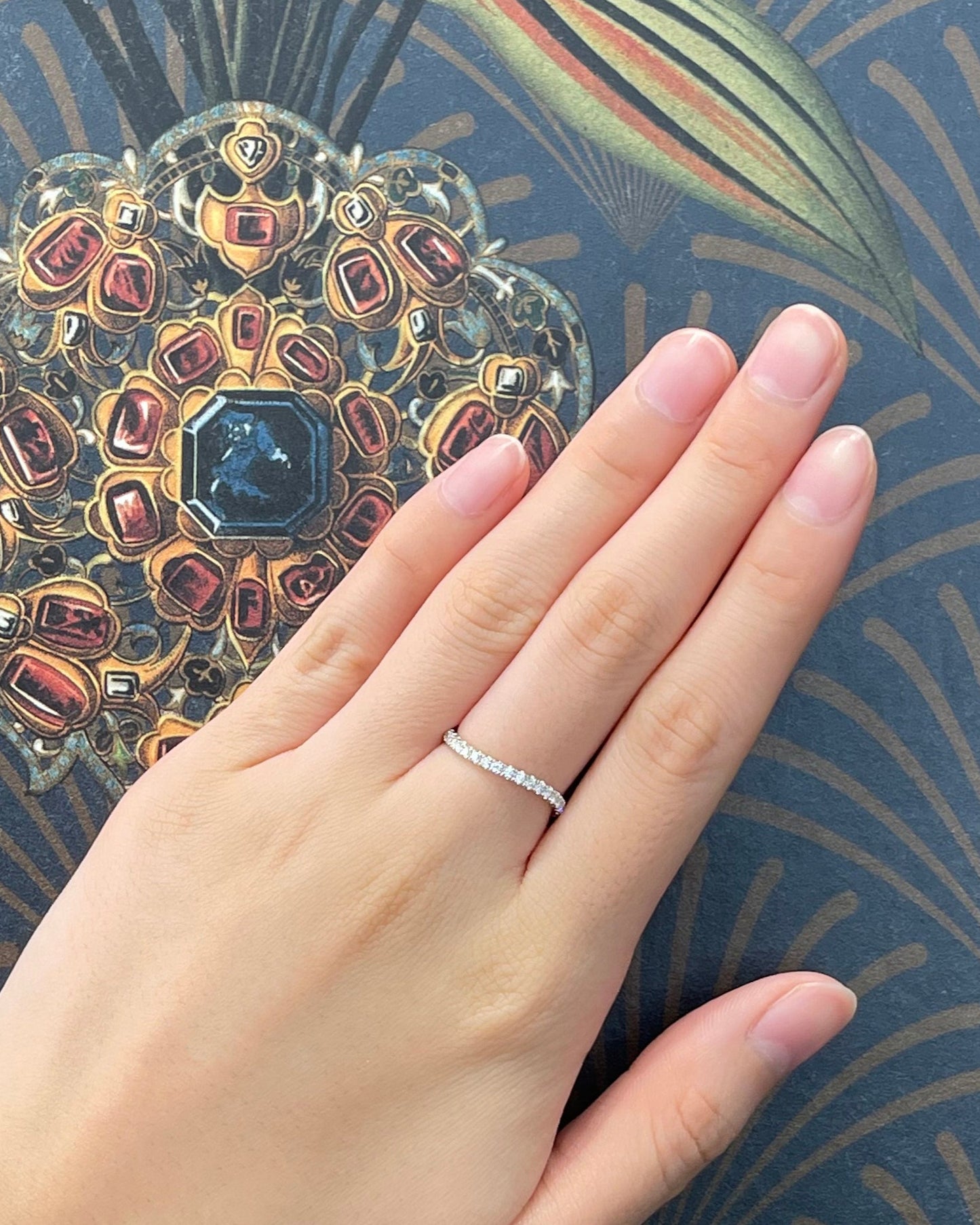 18k白金鑽石線戒在中指上 18k White Gold Wavy Diamond Ring on middle finger