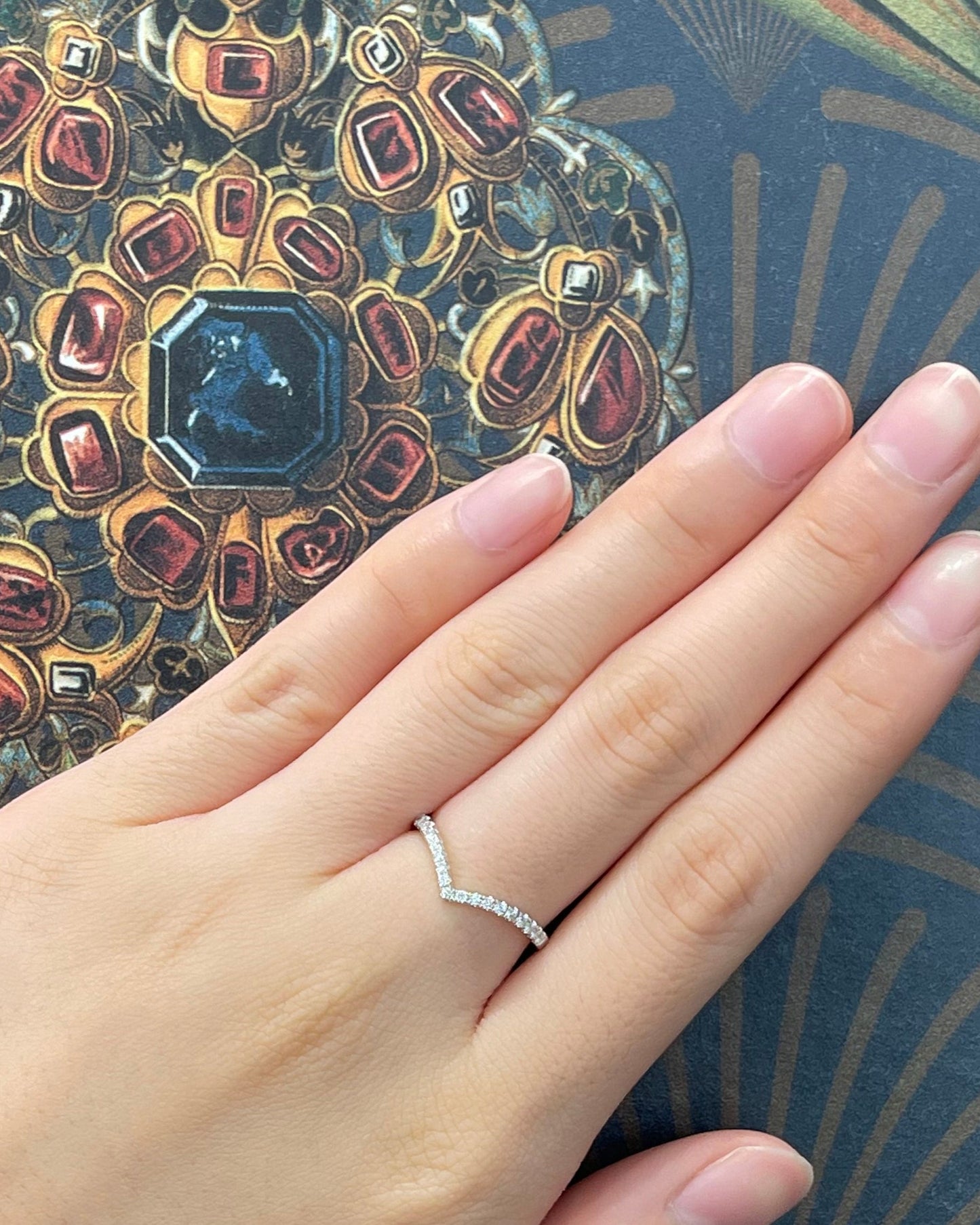 18k白金鑽石V形排戒在中指上 18k White Gold V-shaped Diamond Ring on middle finger
