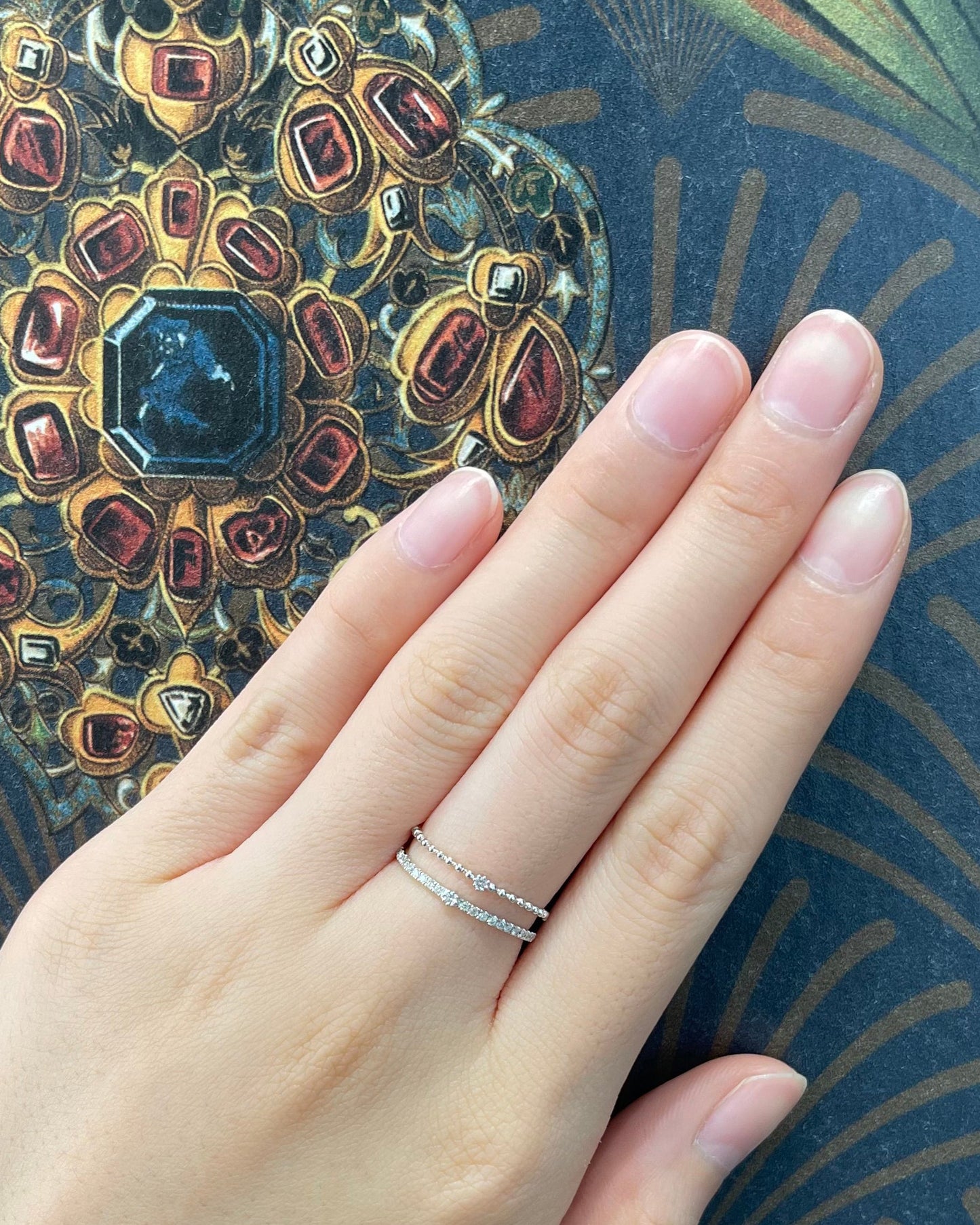 18k白金兩行鑽石排戒在中指上 18k White Gold 2-Row Diamond Ring on middle finger