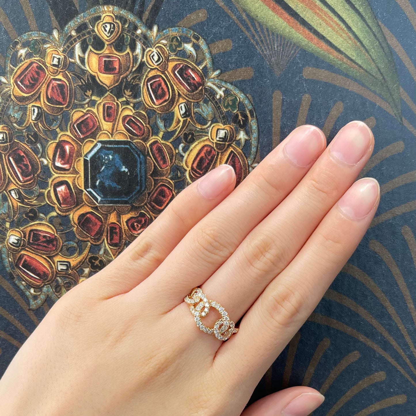 18k玫瑰金鑽石戒指在中指上 18k Rose Gold Chain Diamond Ring on middle finger
