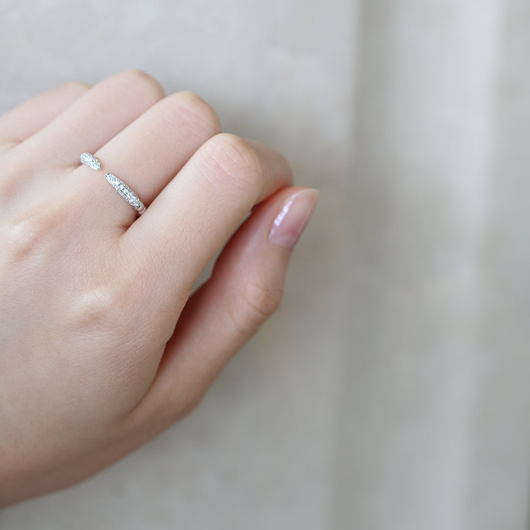 18k白金微鑲開口鑽石戒指在中指上 18k White Gold Micro Pavé Setting Open Ring on middle finger
