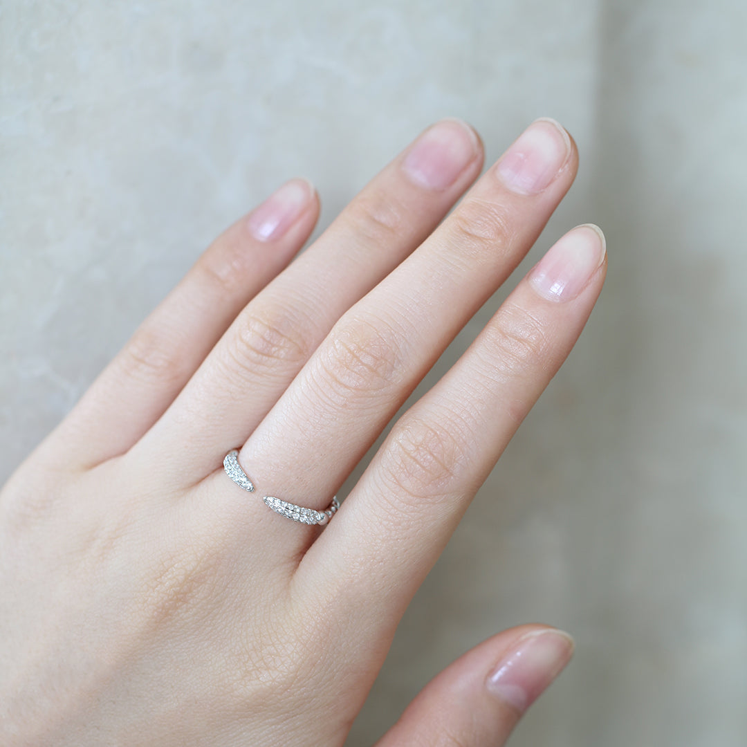 18k白金微鑲開口鑽石戒指在中指上 18k White Gold Micro Pavé Setting Open Ring on middle finger