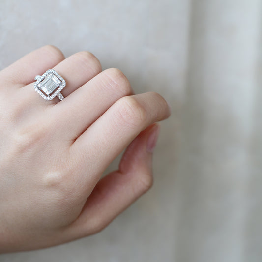 18K白金長方形切割鑽石介指在無名指上 18k White Gold Baguette Step-cut Diamond Eternity Band on ring finger