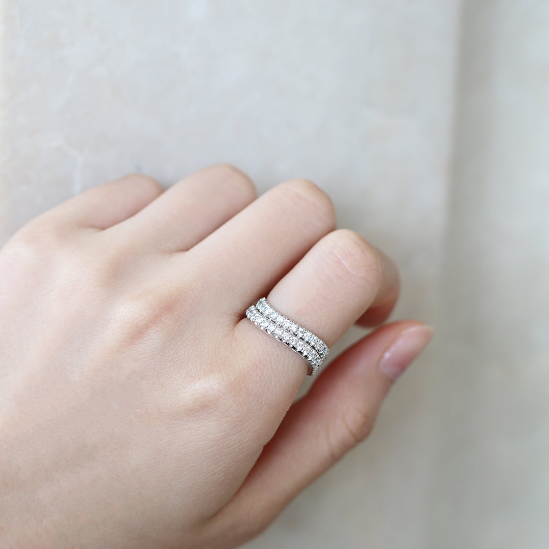18K白金雙臂鑽石排戒在食指上 18k White Gold Double Row Diamond Ring in White Gold on index finger