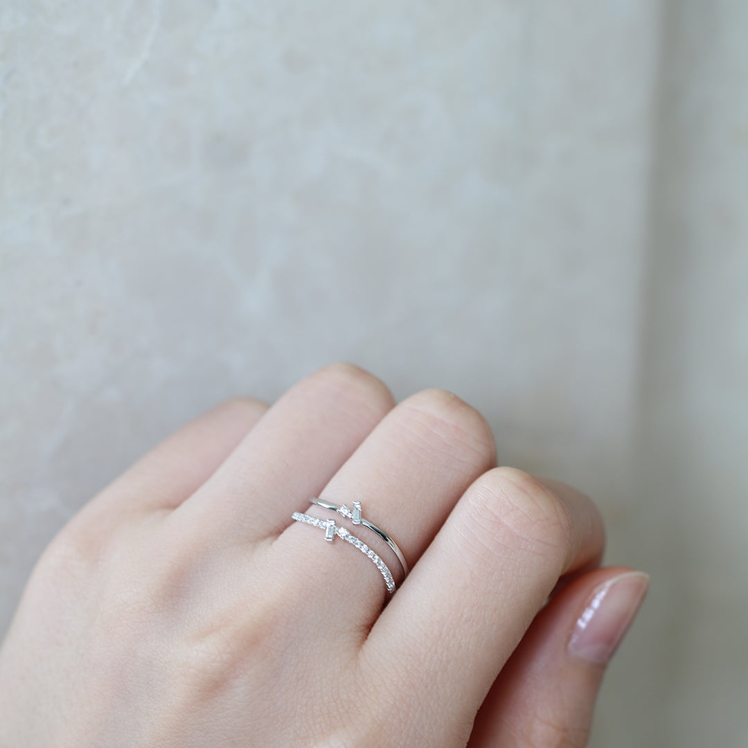 18k白金雙排長方切割鑽石戒指在中指上 18k White Gold Two-Row Baguette Diamond Ring on middle finger