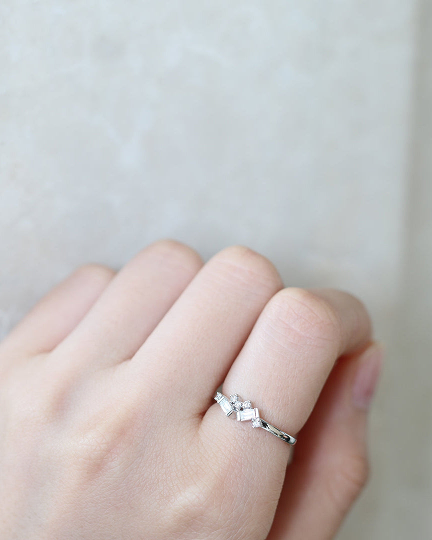 18k白金長方切割鑽石戒指在食指上 18k White Gold Scattered Baguette Diamond Ring on index finger
