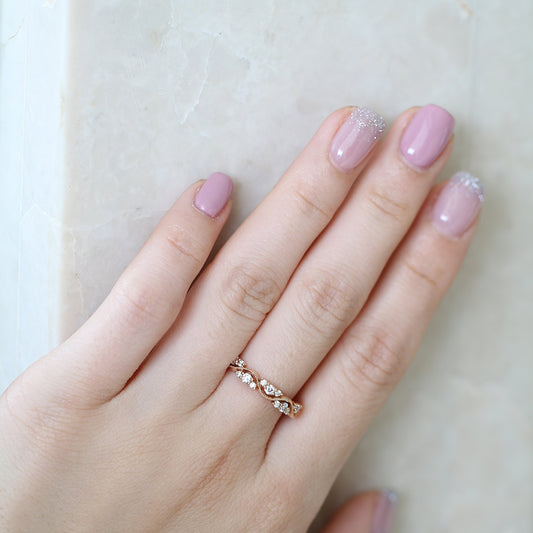 18k玫瑰金波浪珠邊鑽石戒指在中指上 18k Rose Gold Romantic Tide Diamond Ring on middle finger