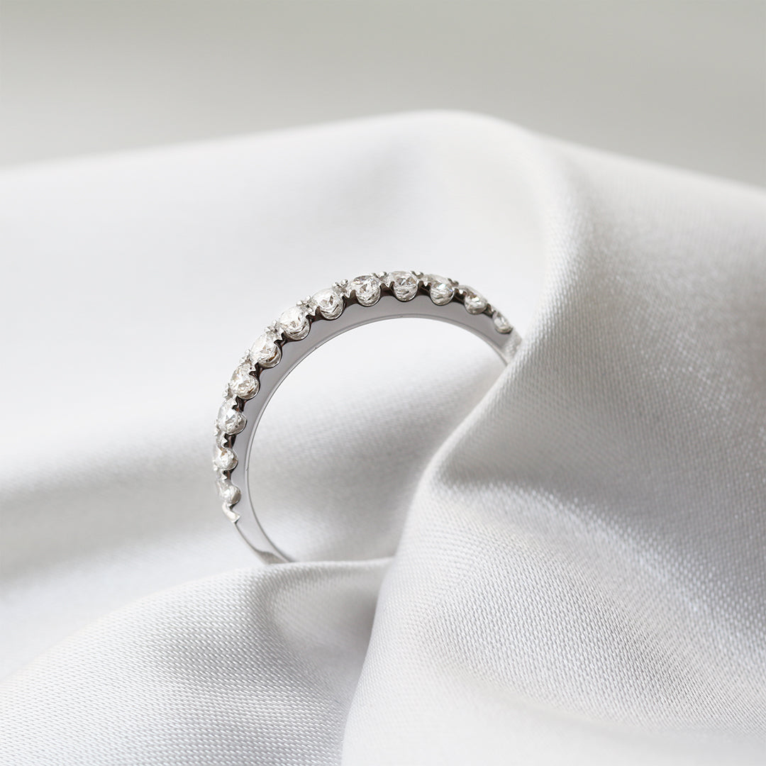 18k白金經典明亮式切割鑽石排戒側面 18k White Gold Classic Diamond Half Eternity Ring side view