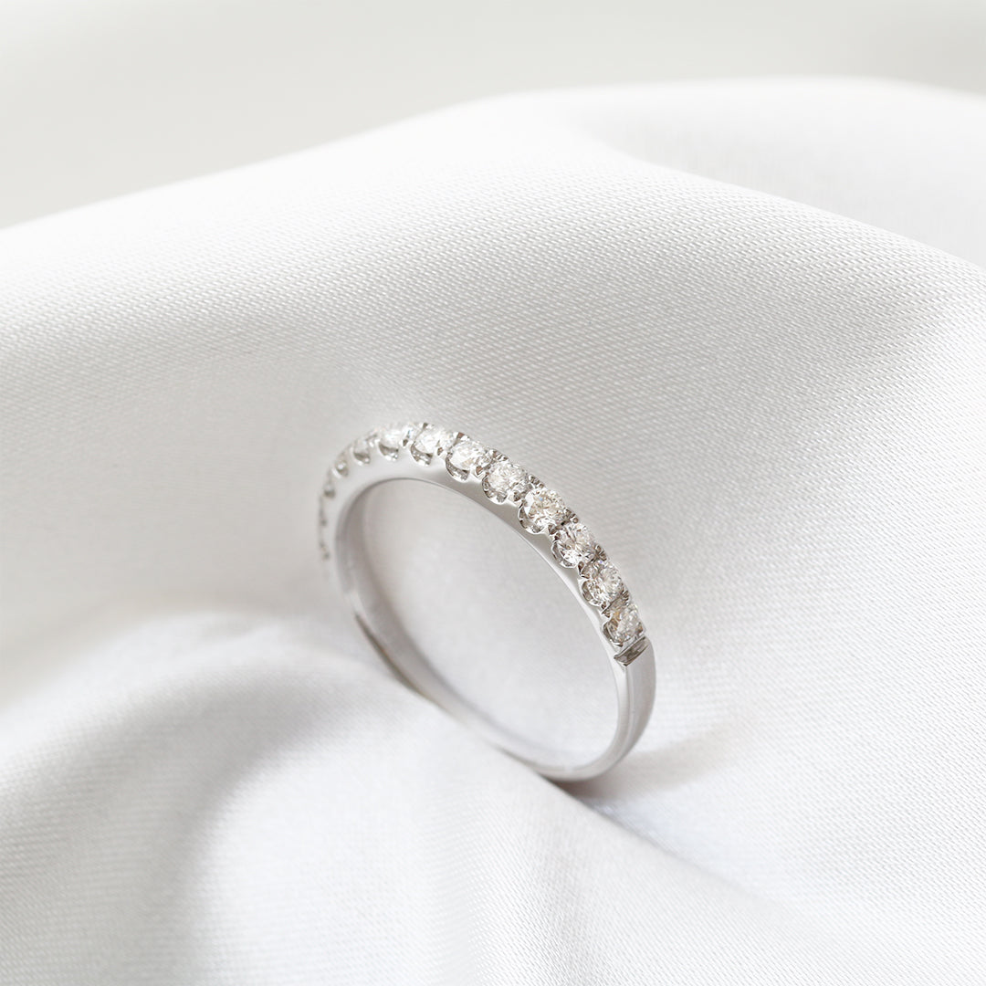 18k白金經典明亮式切割鑽石排戒側面 18k White Gold Classic Diamond Half Eternity Ring side view