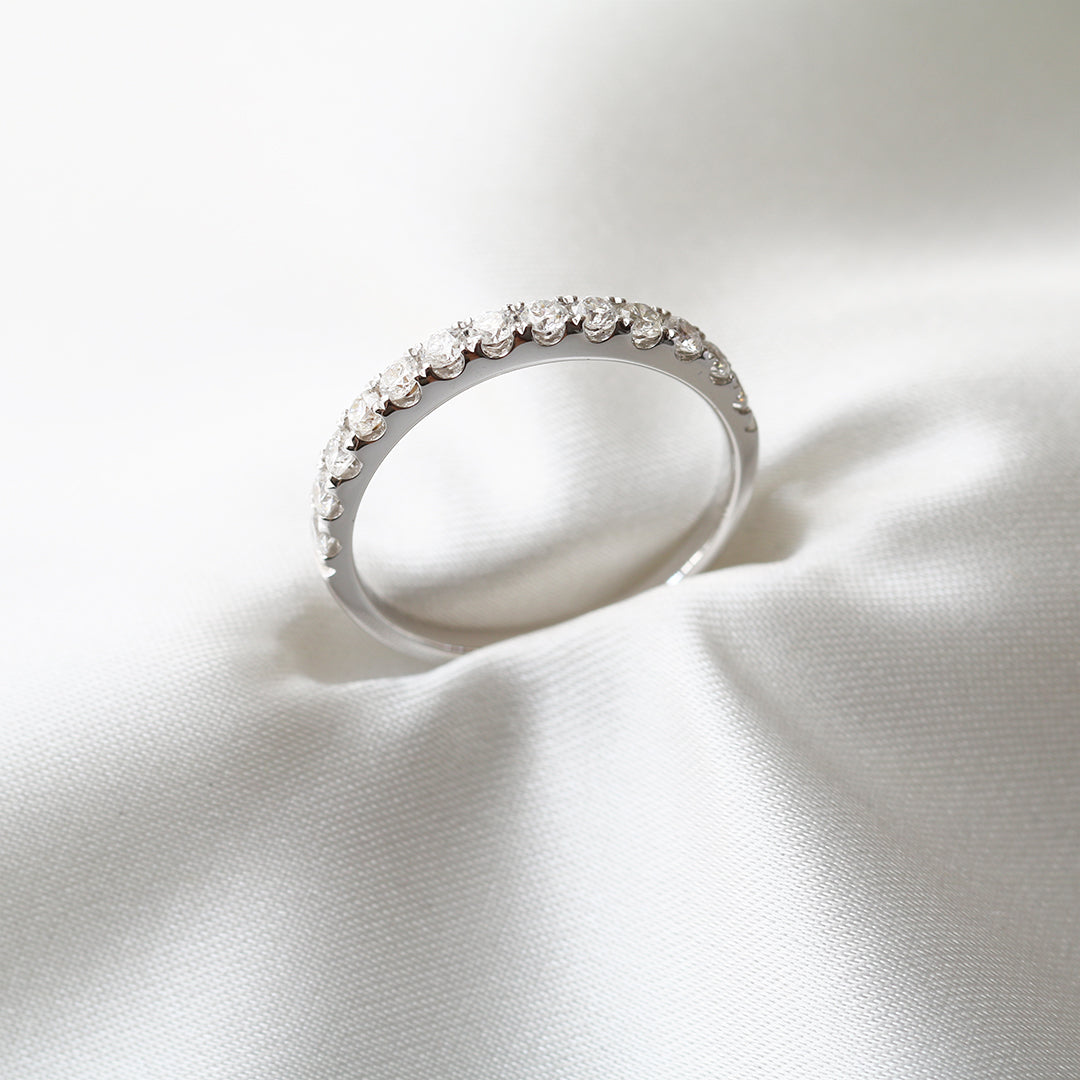 18k白金經典明亮式切割鑽石排戒側面 18k White Gold Classic Diamond Half Eternity Ring side view