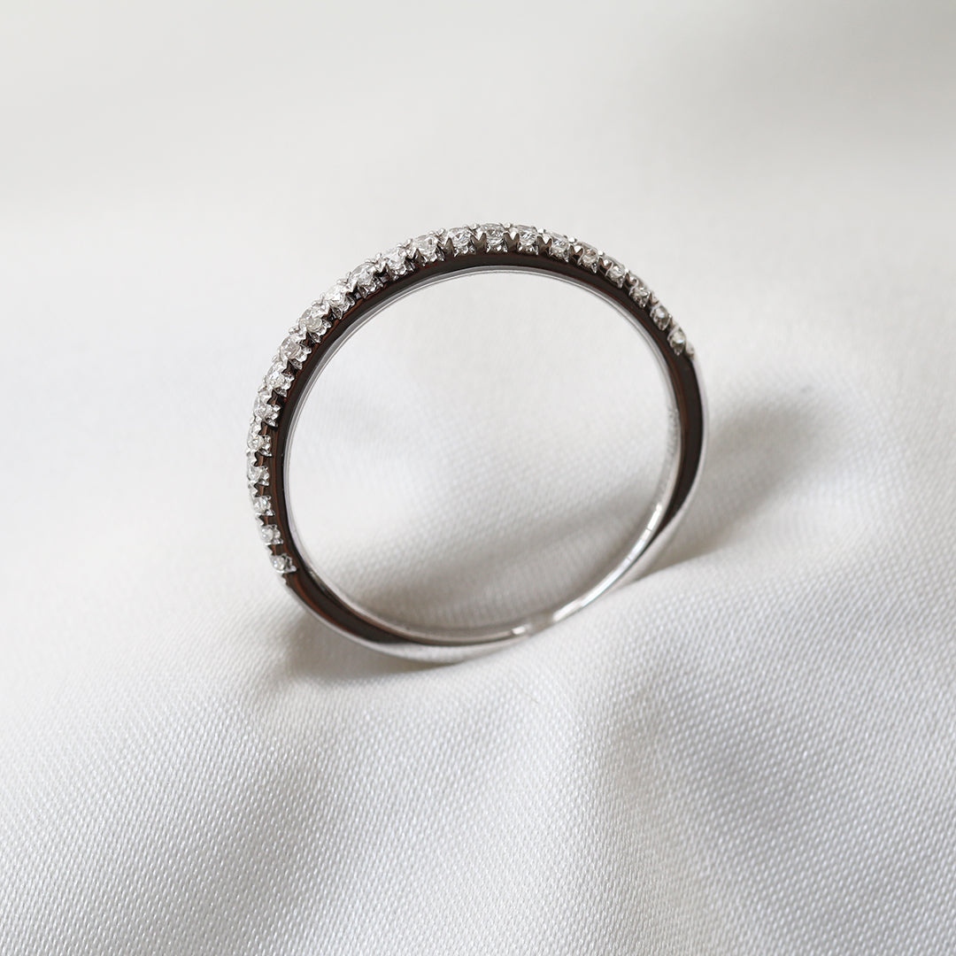 18k白金雅致鑽石線戒側面 18k White Gold Elegant Diamond Half Eternity Ring side view