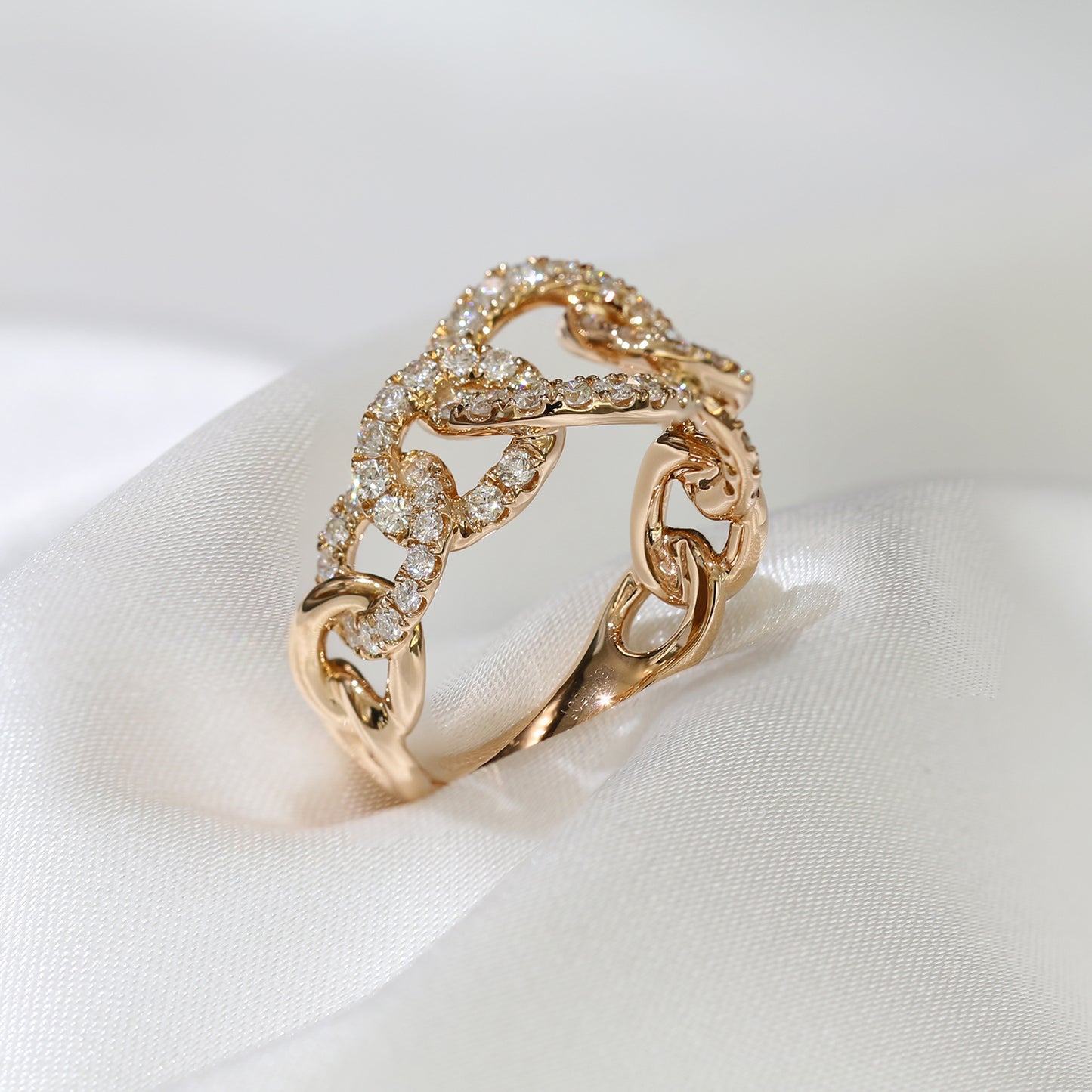 18k玫瑰金鑽石戒指側面 18k Rose Gold Chain Diamond Ring on side view