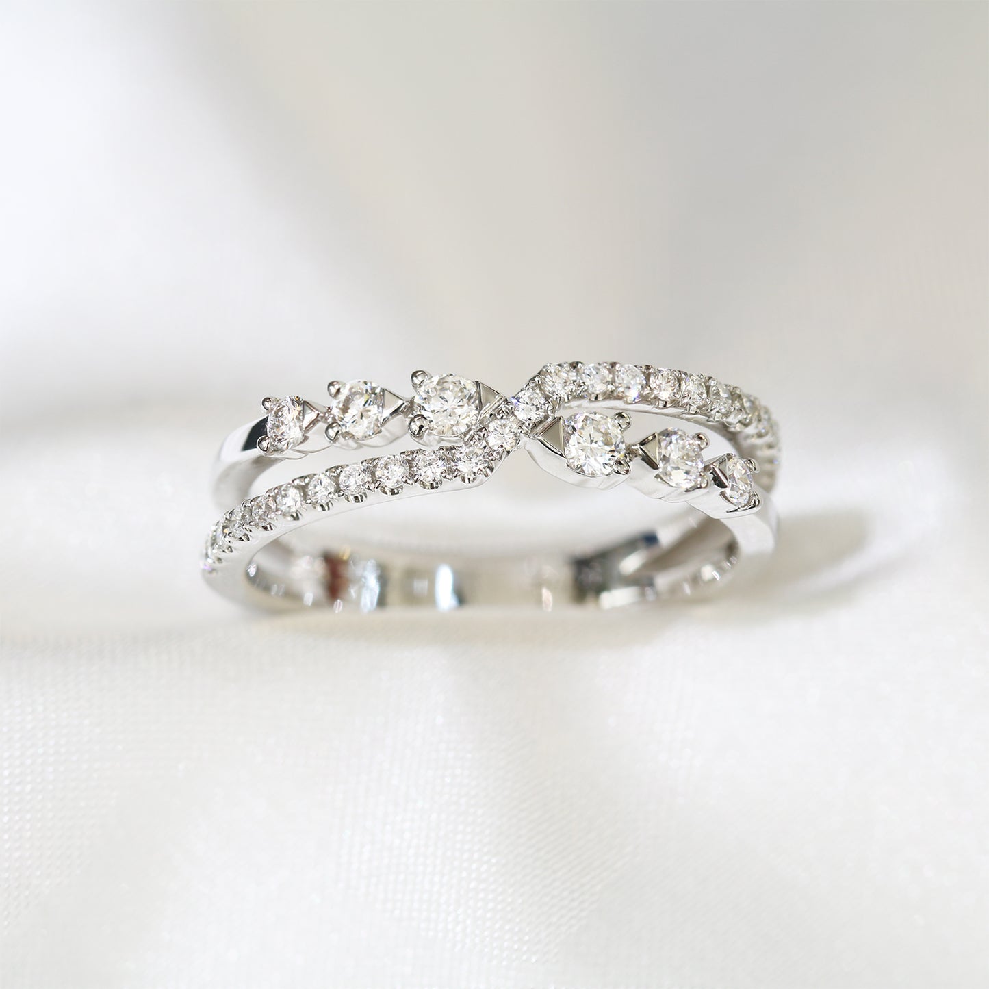 18k白金鑽石排戒 18k White Gold Crossover Diamond Ring
