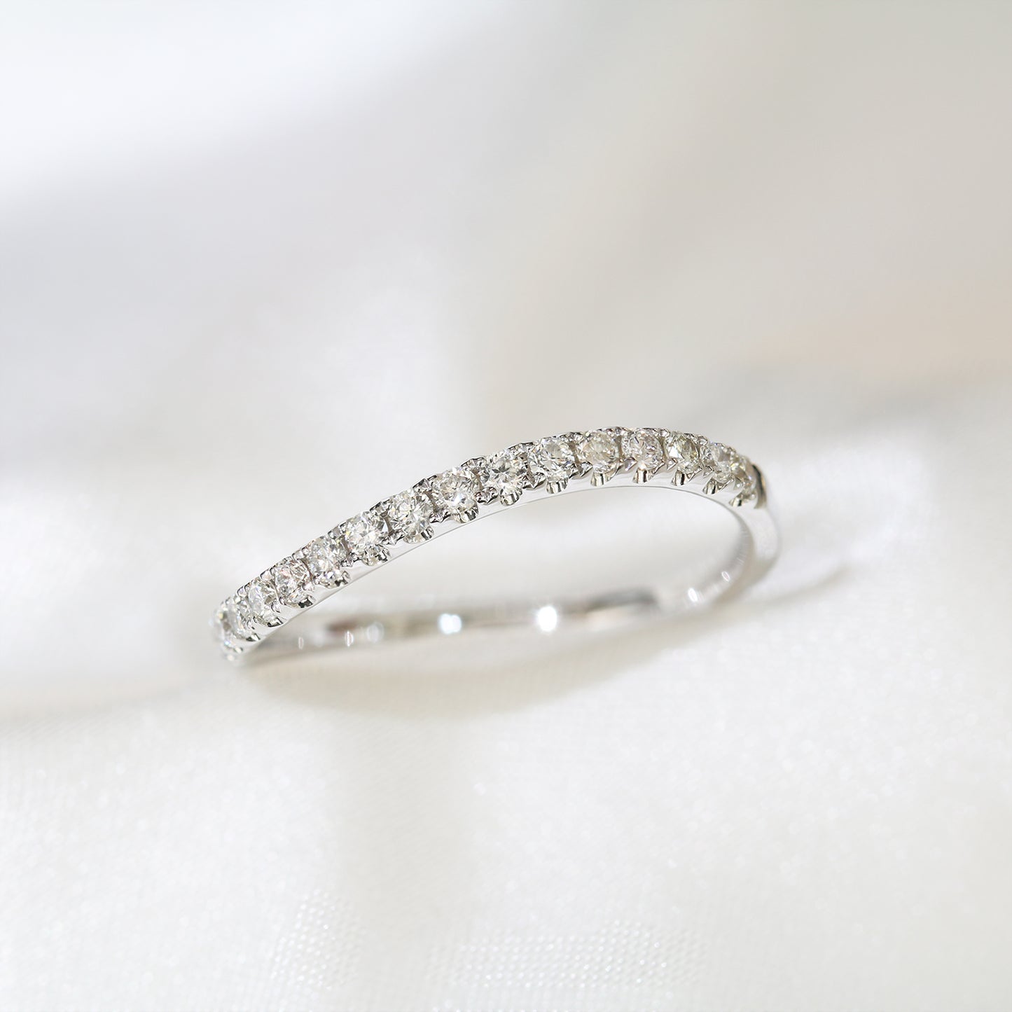 18k白金鑽石線戒 18k White Gold Wavy Diamond Ring