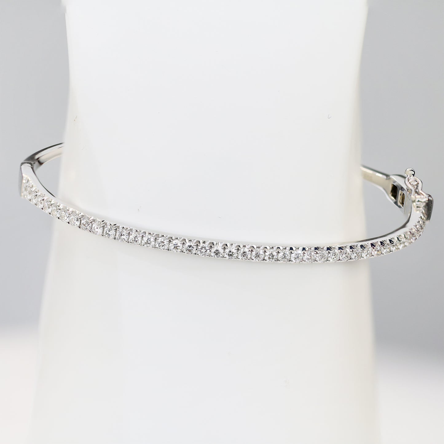 18k White Gold Classic Diamond Bangle 18k白金鑽石手鈪