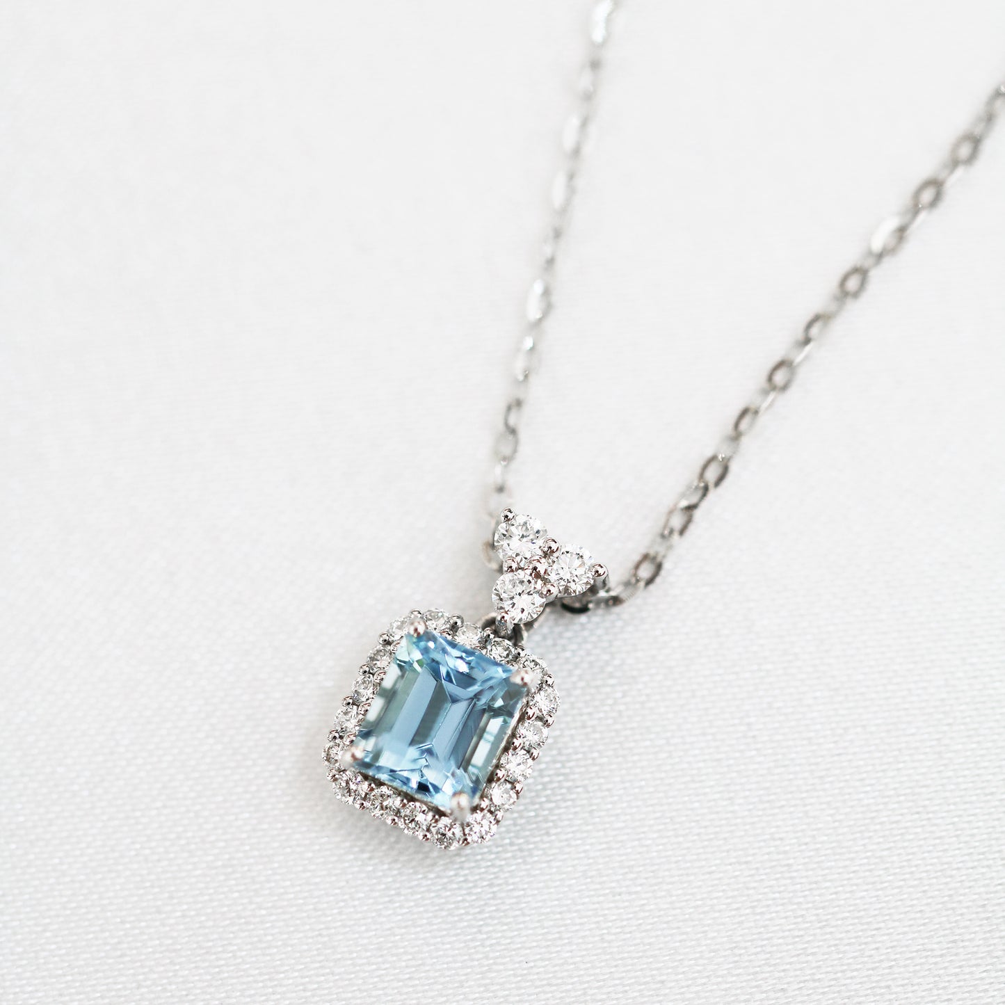 18k White Gold Aquamarine Diamond Necklace-Necklaces,Patrea Jewelry,birthstone jewelry Hong Kong, Aquamarine jewelry hk, Bespoke gemstone jewelry HK, Luxury aquamarine 18k gold, 海藍寶首飾 推薦, 天然海藍寶石, 藍寶石 珠寶 香港, Jewelry HK Online, 海藍 寶 價格