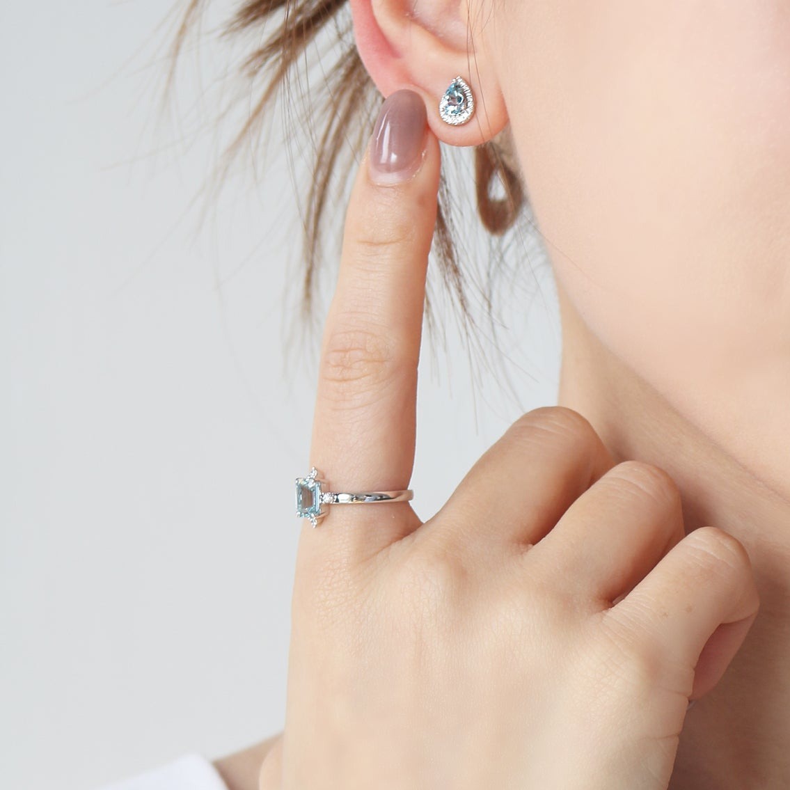 18k White Gold Pear-shaped Aquamarine Halo Diamond Earrings, Pair-Earrings,Patrea Jewelry,birthstone jewelry Hong Kong, Aquamarine jewelry hk, Bespoke gemstone jewelry HK, Luxury aquamarine 18k gold, 海藍寶首飾 推薦, 天然海藍寶石, 藍寶石 珠寶 香港, Jewelry HK Online, 海藍 寶 價格