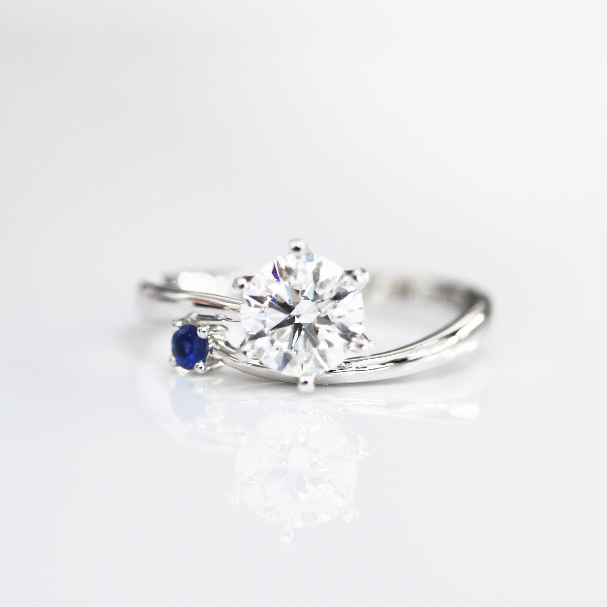 Alyssa Solitaire 18k White Gold Alyssa Solitaire 6-Prong Round Brilliant Diamond Engagement Ring Setting 18k白金六爪高低流線形清鑲求婚鑽石戒指款式