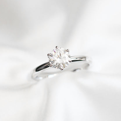 Amaryllis Solitaire 18k White Gold  6-Prong Round Brilliant Diamond Engagement Ring Setting 18k白金六爪經典清鑲求婚鑽石戒指款式
