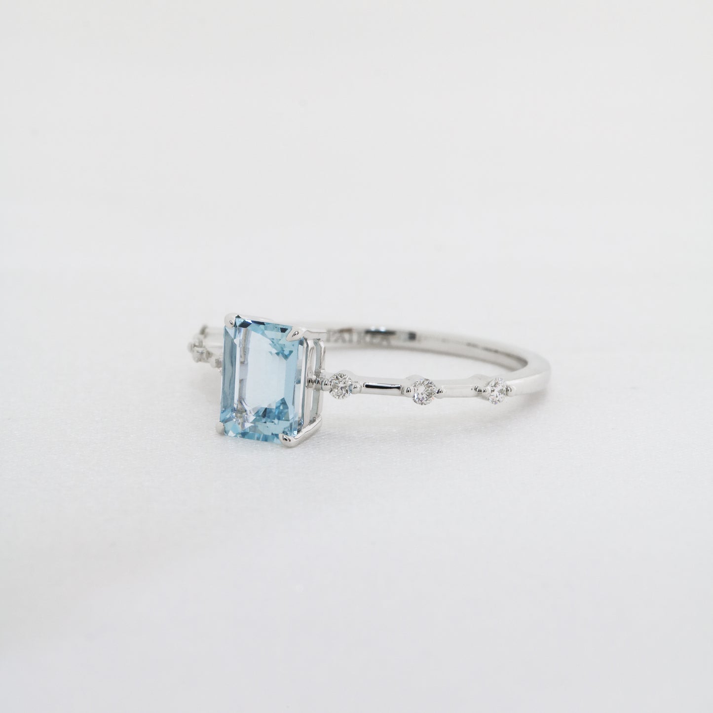  18k白金海藍寶鑽石戒指側面 18k White Gold Emerald-cut Aquamarine Diamond Ring on side view
