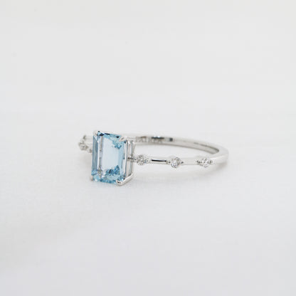 18k白金海藍寶鑽石戒指側面 18k White Gold Emerald-cut Aquamarine Diamond Ring on side view