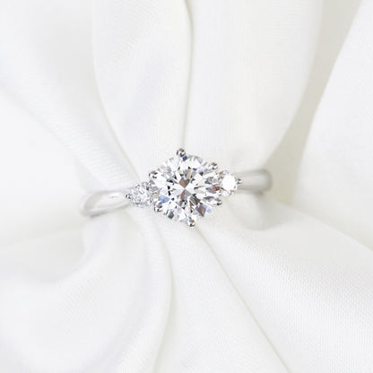 Balsam Trilogy 18k White Gold 6-Prong Hidden Heart Band Three Round Brilliant Diamond Engagement Ring Setting 18k白金六爪三石鑲求婚鑽石戒指款式

 