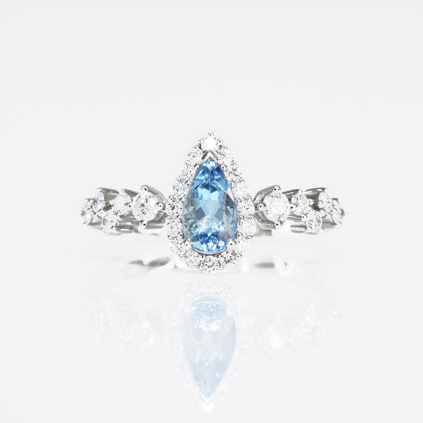 Athena Santa Maria Aquamarine-Rings,Patrea Jewelry,birthstone jewelry Hong Kong, Aquamarine jewelry hk, Bespoke gemstone jewelry HK, Luxury aquamarine 18k gold, 海藍寶首飾 推薦, 天然海藍寶石, 藍寶石 珠寶 香港, Jewelry HK Online, 海藍 寶 價格