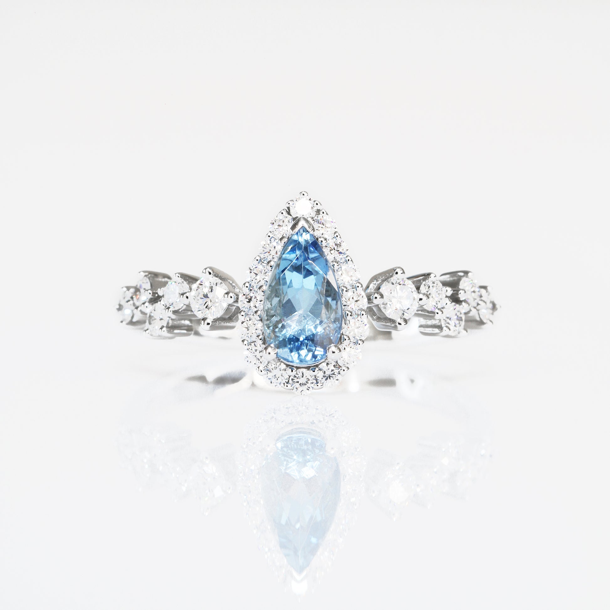 Athena Santa Maria Aquamarine-Rings,Patrea Jewelry,birthstone jewelry Hong Kong, Aquamarine jewelry hk, Bespoke gemstone jewelry HK, Luxury aquamarine 18k gold, 海藍寶首飾 推薦, 天然海藍寶石, 藍寶石 珠寶 香港, Jewelry HK Online, 海藍 寶 價格