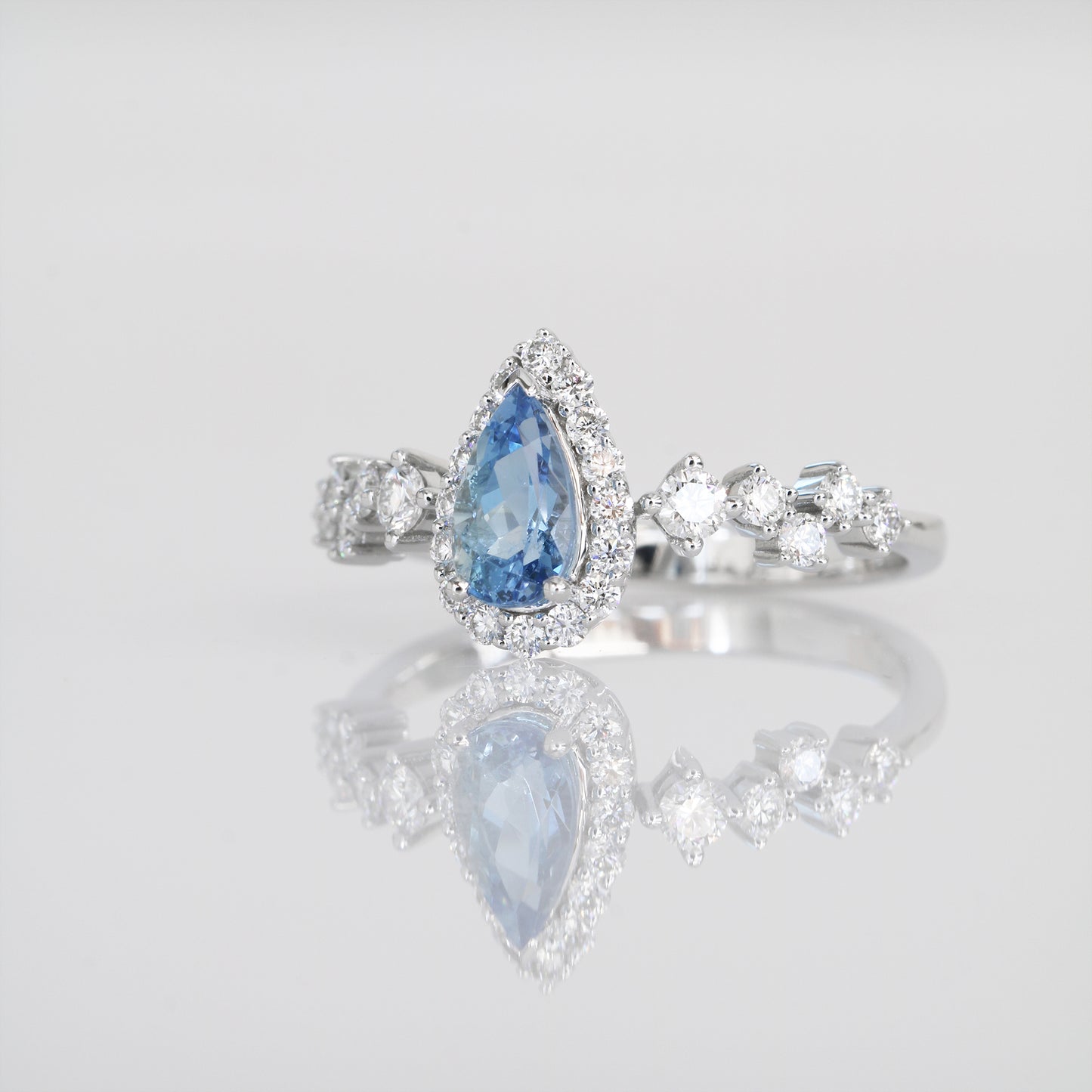 Athena Santa Maria Aquamarine-Rings,Patrea Jewelry,birthstone jewelry Hong Kong, Aquamarine jewelry hk, Bespoke gemstone jewelry HK, Luxury aquamarine 18k gold, 海藍寶首飾 推薦, 天然海藍寶石, 藍寶石 珠寶 香港, Jewelry HK Online, 海藍 寶 價格