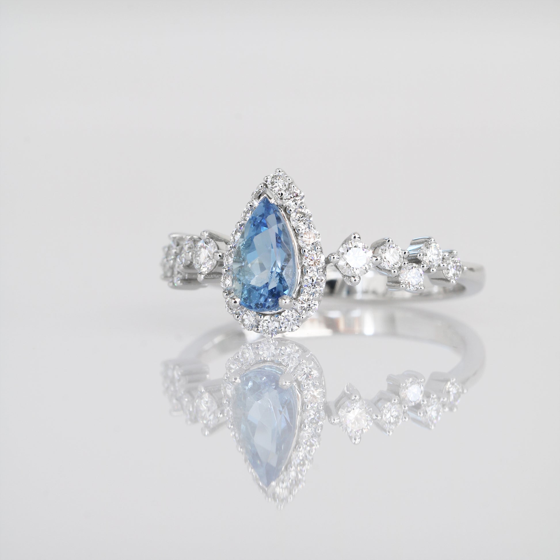 Athena Santa Maria Aquamarine-Rings,Patrea Jewelry,birthstone jewelry Hong Kong, Aquamarine jewelry hk, Bespoke gemstone jewelry HK, Luxury aquamarine 18k gold, 海藍寶首飾 推薦, 天然海藍寶石, 藍寶石 珠寶 香港, Jewelry HK Online, 海藍 寶 價格