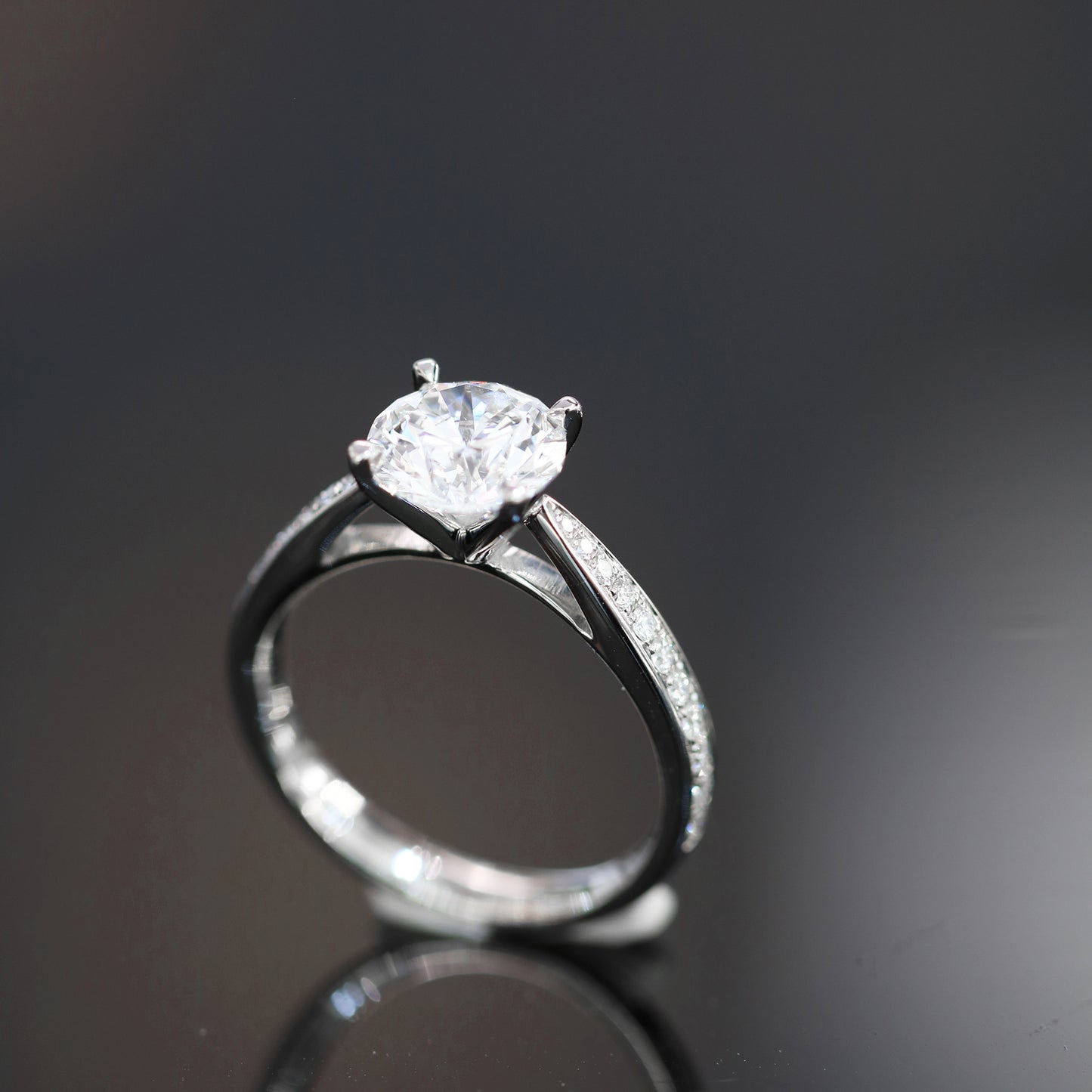 Begolia Eternity 18k White Gold Channel-set Diamond Band 4-Prong Round Brilliant Diamond Engagement Ring Setting 18k白金四爪永恆求婚鑽石戒指款式