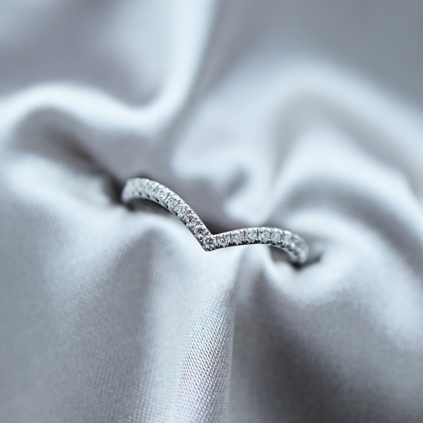 白金鑽石V形排戒 White Gold V-shaped Diamond Ring