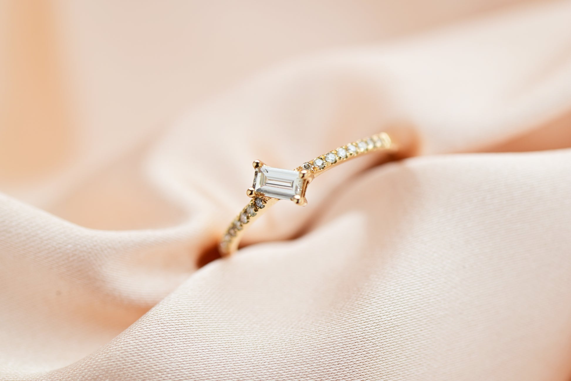 香檳色背景18k玫瑰金長方鑽石戒指 18k Rose Gold Asymmetrical Baguette Diamond Ring in champagne gold background 