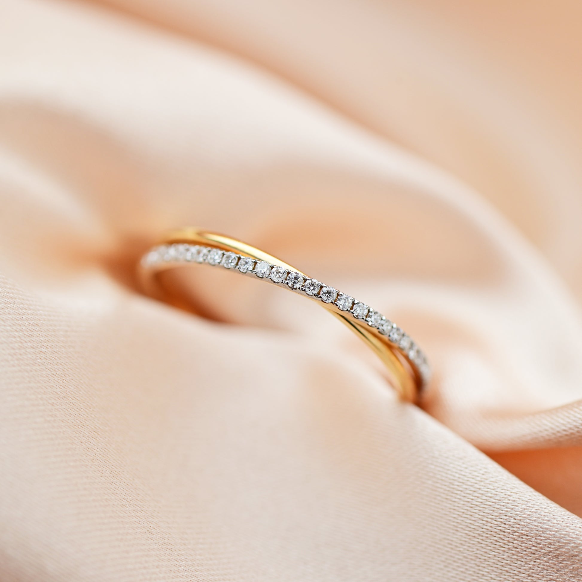 香檳色背景18k玫瑰金交錯鑽石戒指 18k Rose Gold 2-Row Diamond Ring in champagne gold background