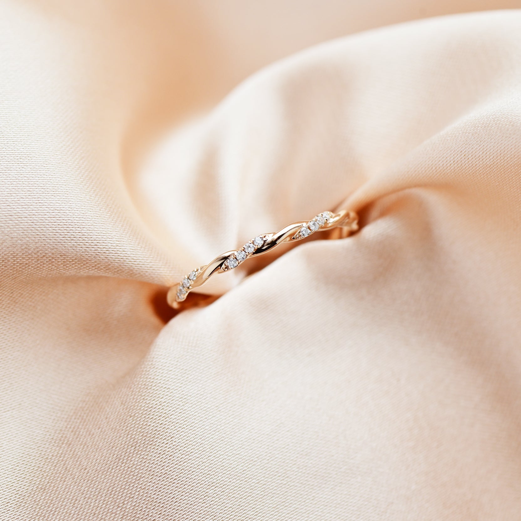 香檳色背景18k玫瑰金麻花扭紋鑽石戒指18k Rose Gold Twisted Diamond Ring in champagne gold background