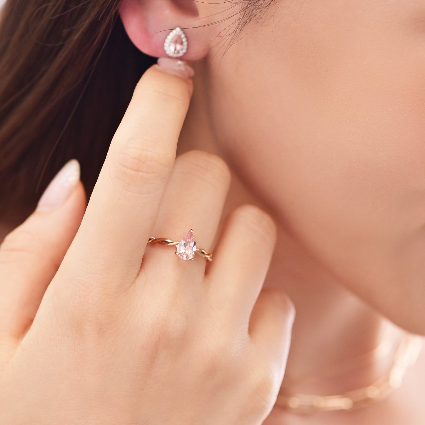18k玫瑰金梨形粉紅摩根石鑽石戒指在中指上 18k Rose Gold Pear-shaped Morganite Diamond Ring on middle finger