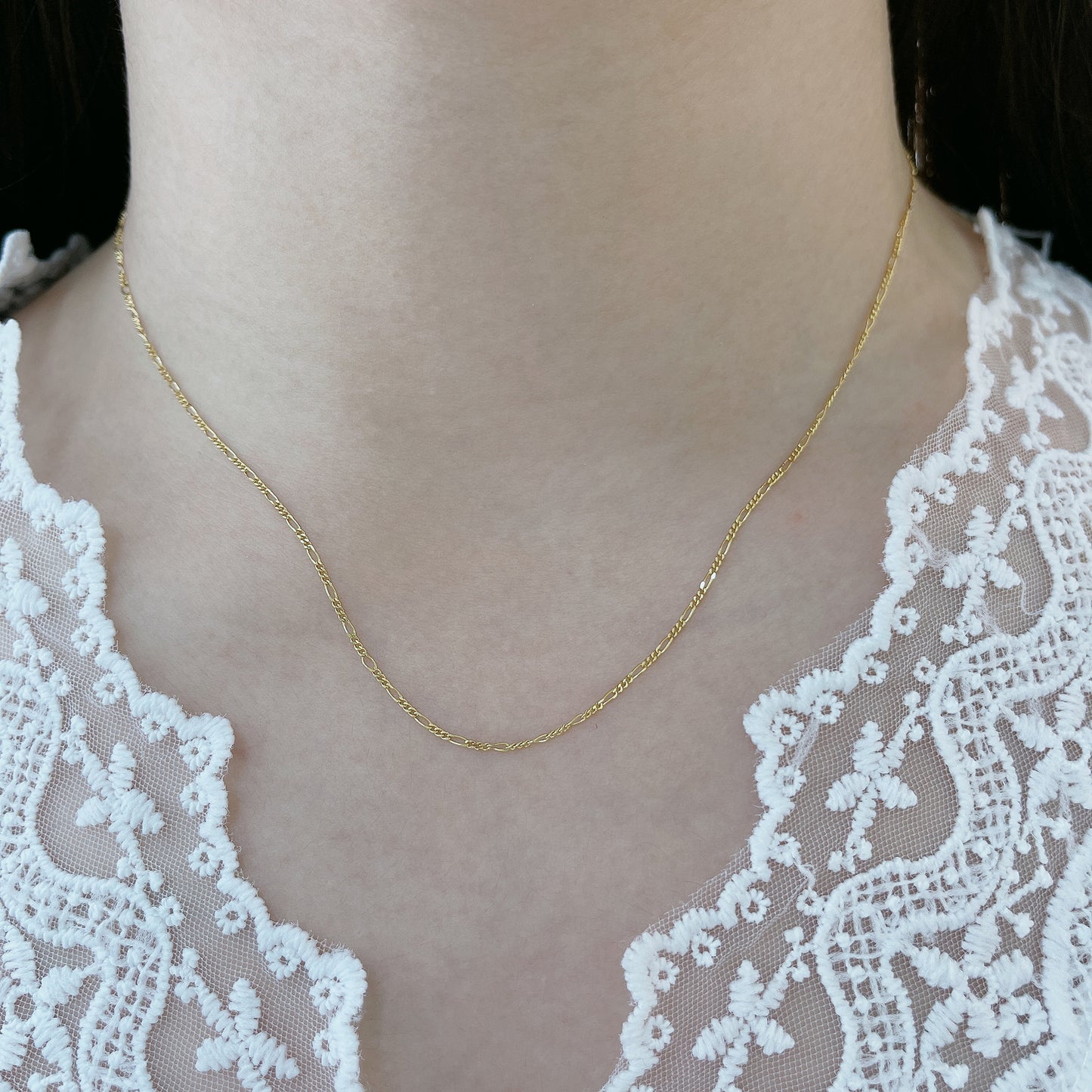 18k Yellow Gold Mini Figaro Chain Necklace on Neck 18k黃金迷你Figaro頸鏈上身