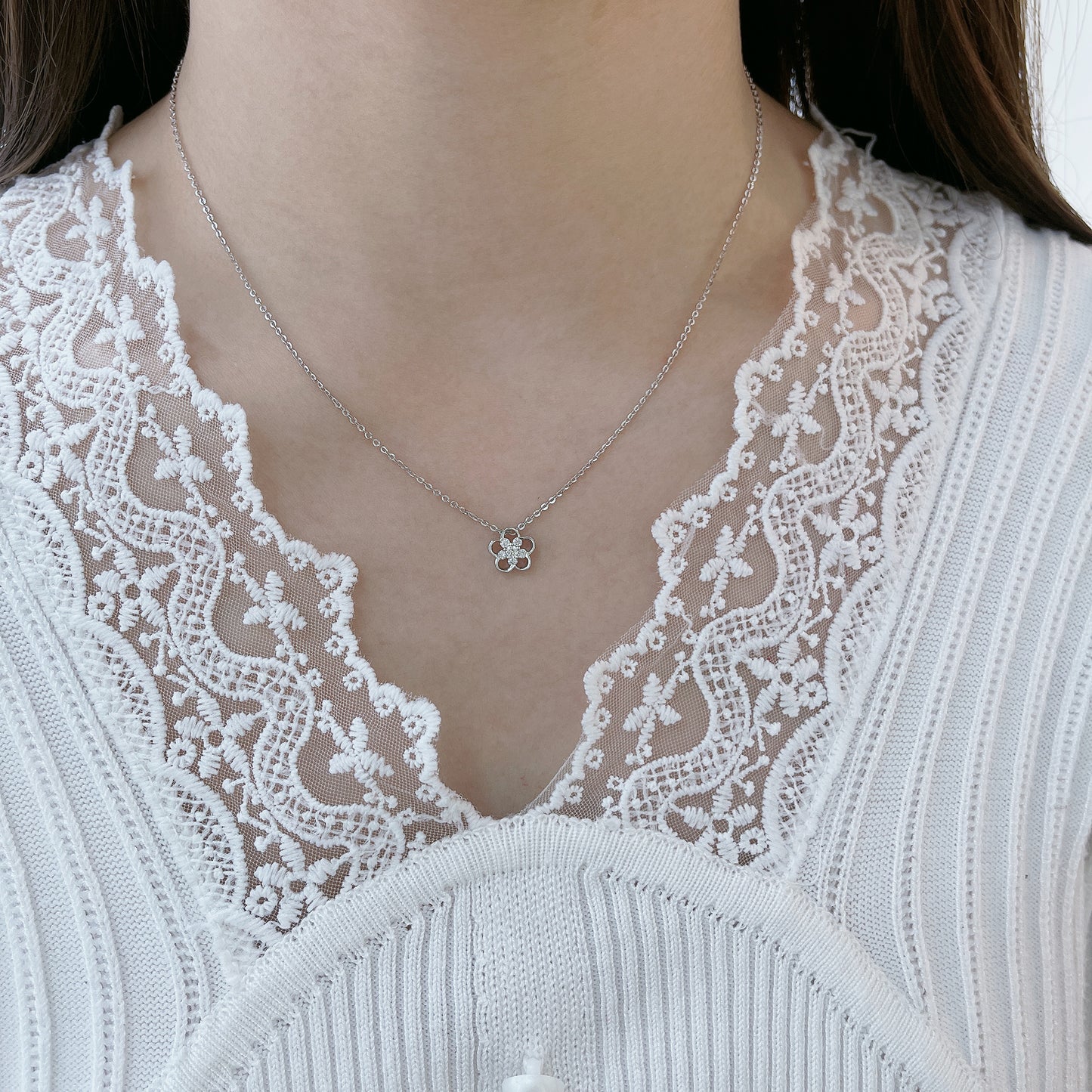 18k White Gold Flower Diamond Necklace 18k白金花形鑽石頸鍊