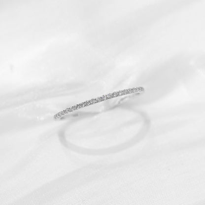 18k White Gold Delicate Diamond Half Eternity Ring 18k白金精致鑽石線戒