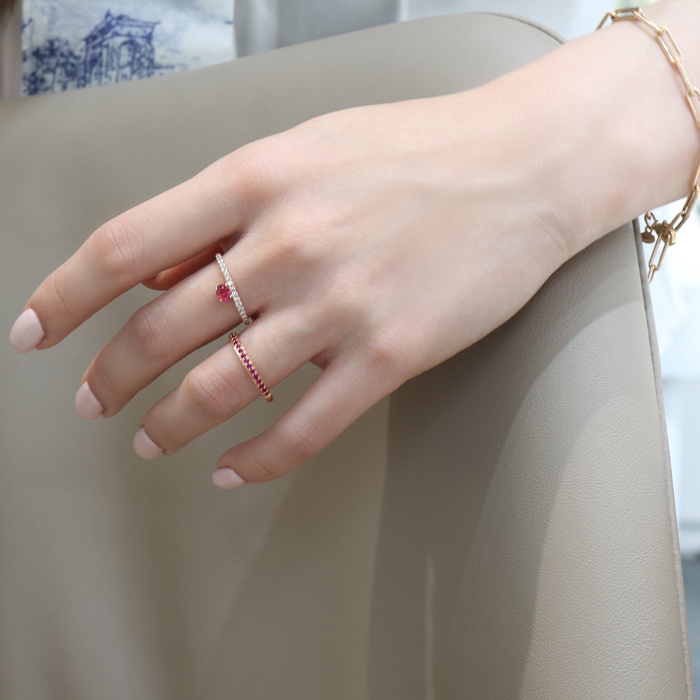 紅寶石和藍寶石鑽石戒指在手指上 Ruby Eternity Ring and sapphire ring on fingers