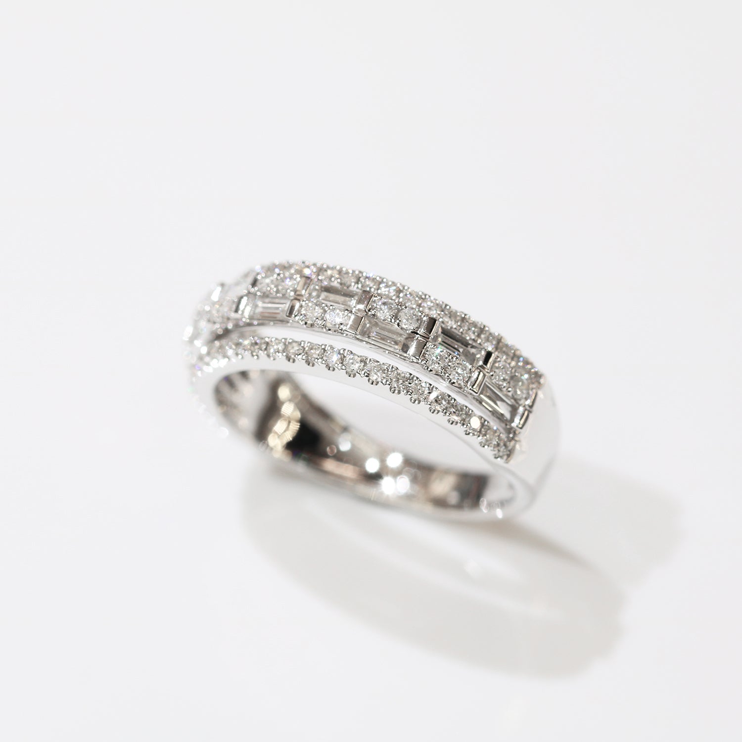 18k白金鑽石排戒側面  18k White Gold Four-Row Baguette Diamond Ring on side view