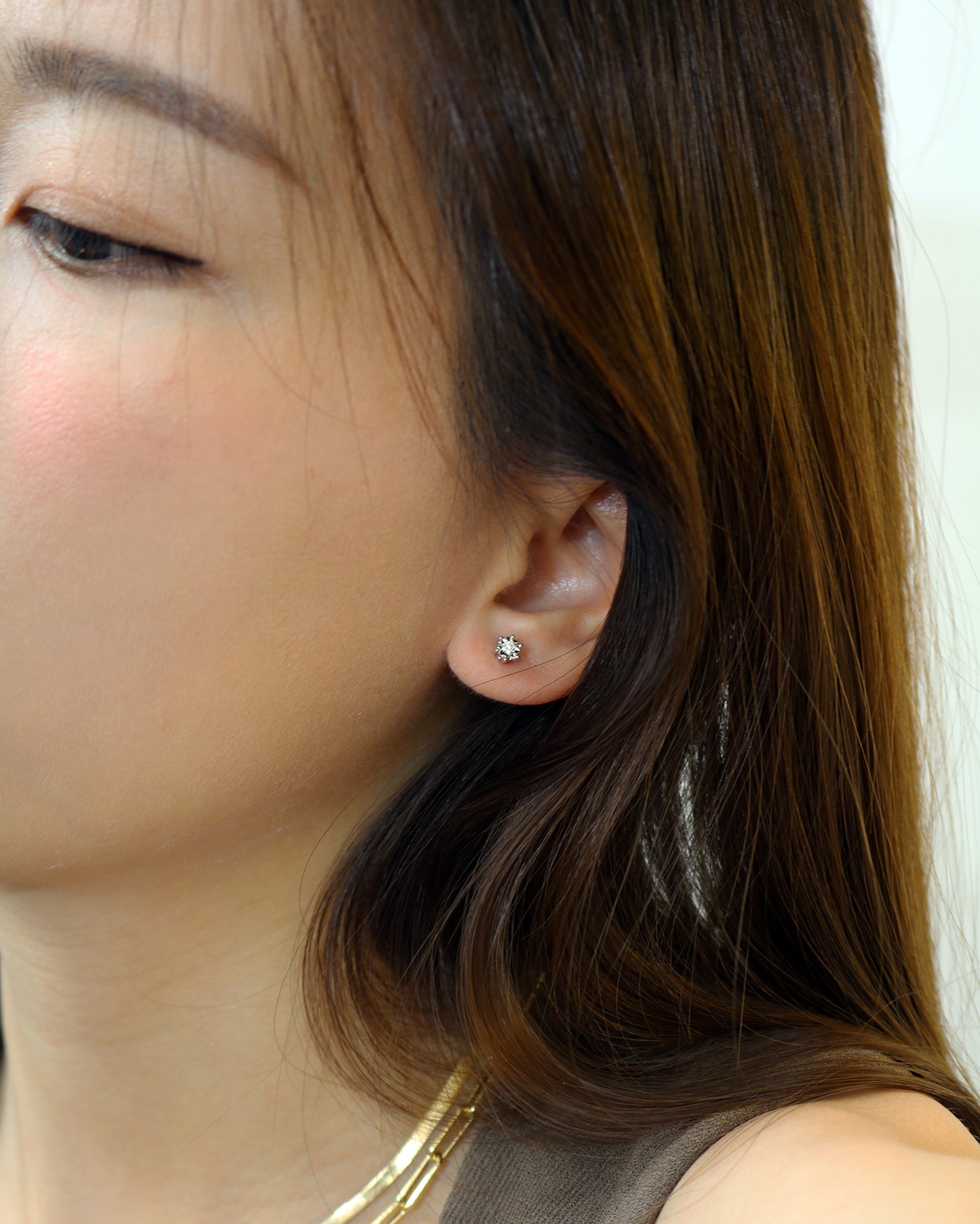 18k White Gold 0.10ct Illusion Round Diamond Earrings, Pair