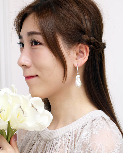 18k White Gold Baroque Pearl Diamond Dangle Earrings